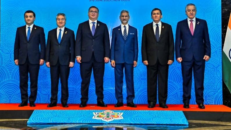 A group of men standing on a stage

AI-generated content may be incorrect.